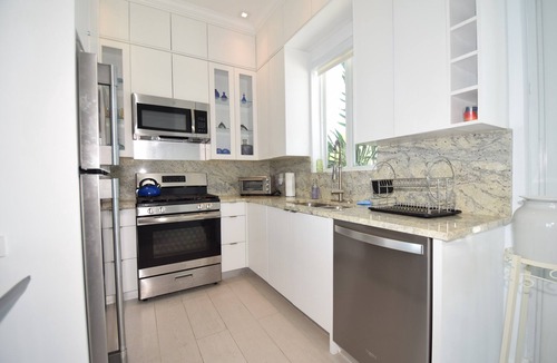 Governor's Harbour House | High-End Home- Top location-Large Pool, Generator, Snorkel-Cliff Jump-Kayak-SUP