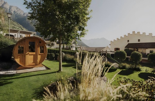 Parcines Apartment | Historic Charm Meets Modern Comfort: Sauna, Mountain Views & Terrace. Pets Welcome!