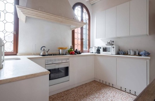 San Polo Apartment | Historic San Marco Apartment with Authentic Venetian Elegance