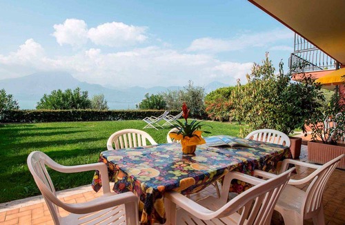 Frader Apartment | Holiday apartment with terrace and beautiful lake view