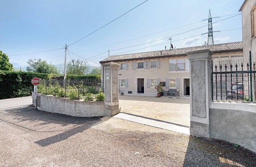 Caprino Veronese Apartment | Holiday Apartment "Casale La Coccinella Lavanda" with Shared Garden, A/C & Wi-Fi
