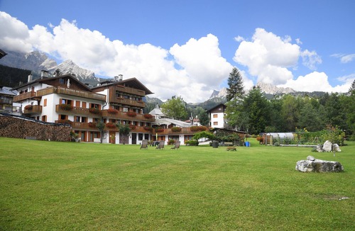 Villanova Apartment | Holiday Apartment "Nica Home Sorapis" with Mountain View, Shared Garden & Wi-Fi
