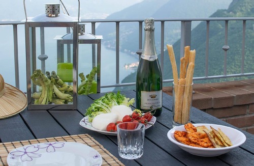 Plassi Apartment | Holiday Apartment in Plassi with Panoramic Terrace and Lakefront View