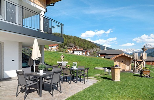 Lajen Apartment | Holiday Apartment 'Platiederhof Apt Unterpulg' with Mountain View, Shared Garden & Wi-Fi