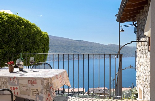 Gardola Apartment | Holiday Apartment 'Rustico Spagnol 3' with Lake View, Pool & Wi-Fi
