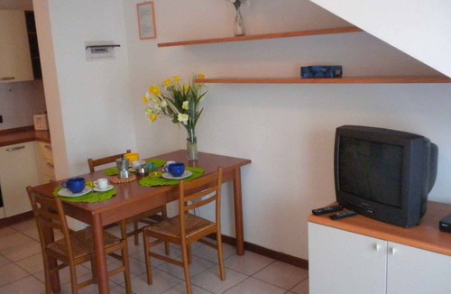 Montioni Apartment | Holiday apartment with private garden in a convenient location to the lake