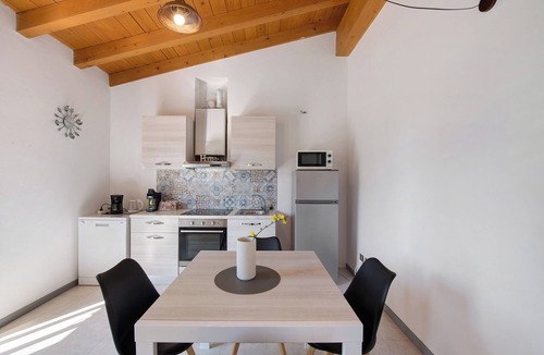 Montioni House | Holiday Home 'Appartamenti Villa Fiorito' with Lake View, Wi-Fi and Air Conditioning