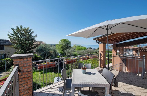 Montioni House | Holiday Home 'Appartamenti Villa Fiorito' with Lake View, Wi-Fi and Air Conditioning