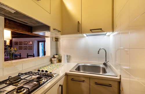 Nord-Est Apartment | Holiday Home 'Casa Rossa Vendri' with Private Garden and Wi-Fi