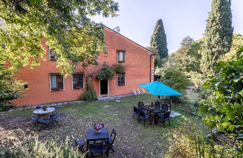 Nord-Est Apartment | Holiday Home 'Casa Rossa Vendri' with Private Garden and Wi-Fi