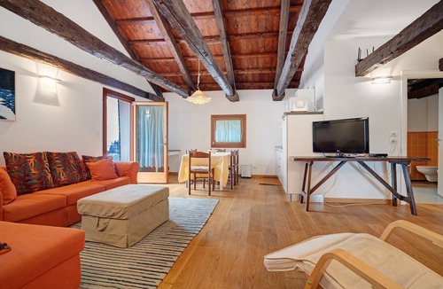 Chioggia House | Holiday Home 'Cozy Country Loft Oleandro' with Private Terrace, Wi-Fi and Air Conditioning