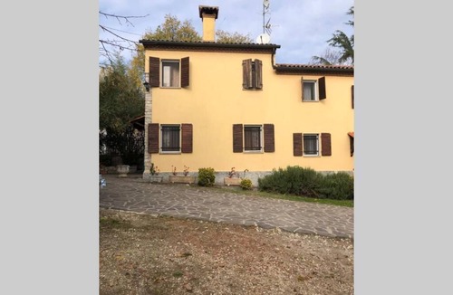 Albettone House | Holiday Home 'Rustico del Vigneto' with Mountain View, Garden & Wi-Fi