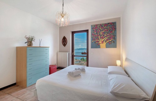Sulzano House | Holiday Home 'Villa Turchese' with Lake View, Private Pool and Wi-Fi