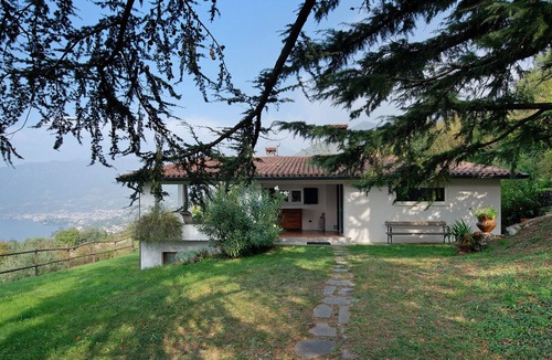 Sulzano House | Holiday Home 'Villa Valeriana' with Fantastic View over Lago D'Iseo
