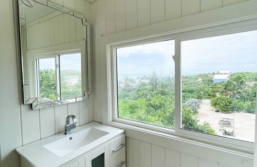 Hope Town Apartment | Honeymoon Suite