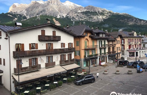 Cortina d'Ampezzo Historic Centre Hotel | Hotel Aquila
