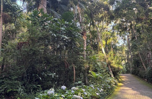 Teresopolis House | House Season Refugio Teresopolis, surrounded by forest, environmental protection area