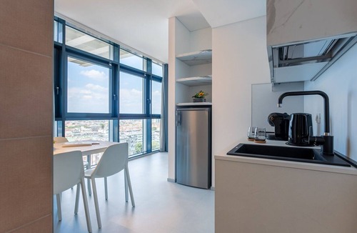 Mestre Apartment | Htm Tower - 1101 Executive by Halldis