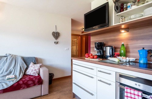 Feldthurns Apartment | Huberhof Apartment 'Golden Delicious' with Mountain View, Garden & Wi-Fi