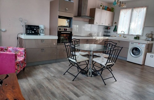Bry-sur-Marne Cottage | Ideal LOCATION to visit Paris & Disney - very select setting with PARKING