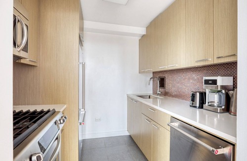 Tribeca Apartment | Ideal Tribeca Studio w/Gym, W/D, Doorman, Pool, View by Blueground