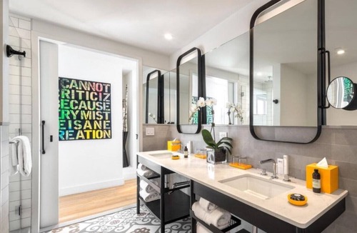 Bowery House | Immersed in a culture of creativity and surrounded by vibrant street art !