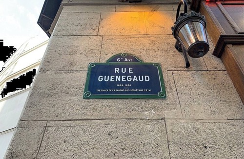 Quartier de la Monnaie Apartment | INDULGE IN THE EPITOME OF PARISIAN LUXURY AT THIS EXQUISITE SPAICE-SAINT GERMAIN