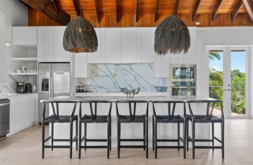 William's Town House | Inspiration Point, newly renovated, heated pool & year-round sandy beach