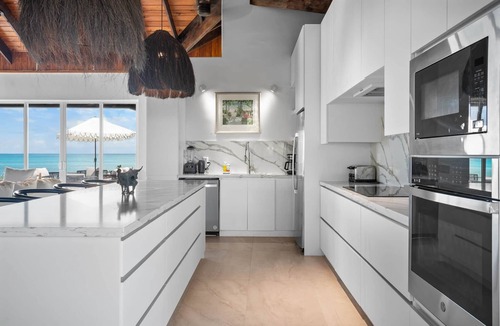 William's Town House | Inspiration Point, newly renovated, heated pool & year-round sandy beach