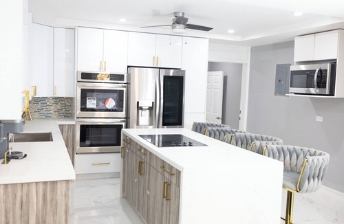 Nassau House | Island Haven Hideaway 5BR Home & Pool Cottage Near Beach