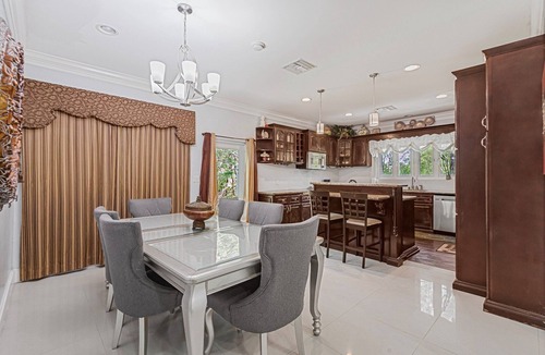 Nassau House | Island Retreat in gated community- 5 mins from the beach