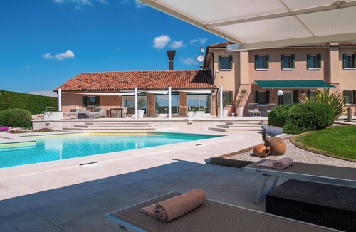 Cavarzere Apartment | IRIS Luxury Apt in Villa, Patio, Pool, Hot Jacuzzi, A/C, WiFi, Gym, Sauna