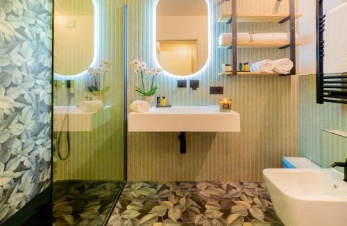 Iseo Apartment | Jacuzzi Luxury 2-Bedroom Apartment Iseo Piazza Garibaldi - Terrace & AC