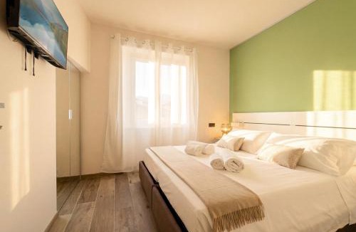 Iseo Apartment | Jacuzzi Luxury 2-Bedroom Apartment Iseo Piazza Garibaldi - Terrace & AC