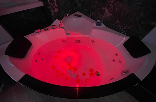 Monte Sacro Apartment | Jacuzzi Suite - Elegant Retreat in Conca D'oro