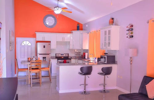 Kingston House | 2Bedroom*King Size Bed* Swimming Pool *Gated*Secure