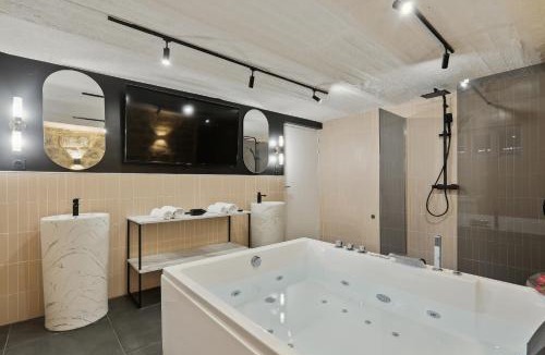Maisons-Alfort Apartment | KAZA BELLA - Maisons Alfort 5 Luxurious apartment with private garden and Jacuzzi