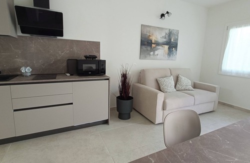 Castelnuovo del Garda Condo | L'olivo- Accommodations 5 minutes from Gardaland, in the quiet among vineyards and olive trees.