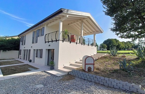 Castelnuovo del Garda Condo | L'olivo- Accommodations 5 minutes from Gardaland, in the quiet among vineyards and olive trees.