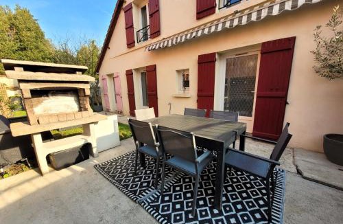 Villiers-sur-Morin House | La demeure des maraudeurs -10min Disney-Jardin & BBQ