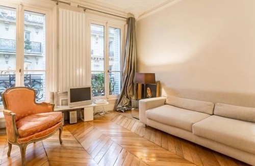 Quartier de Rochechouart Apartment | La Fayette-Montmartre district, 53 m² apartment.