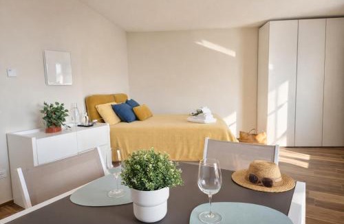 Monte Apartment | La Gialla Attico dAmore By Case al Lago