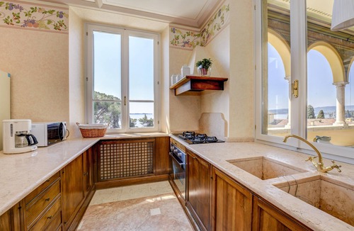 Gardone Riviera House | La Romantica - apartment in historic villa with lake view