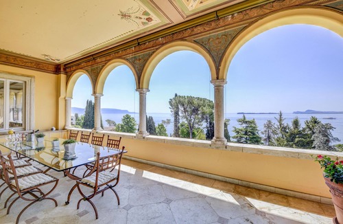 Gardone Riviera House | La Romantica - apartment in historic villa with lake view
