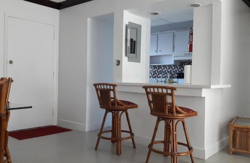 Downtown Apartment | Lakeview Manor 2