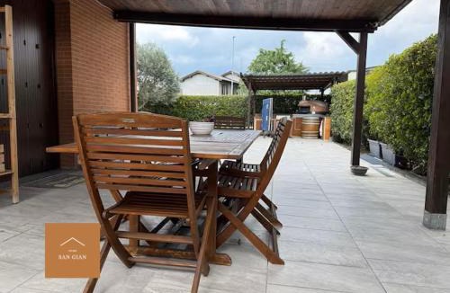 Giussano Apartment | Large apartment with private garden