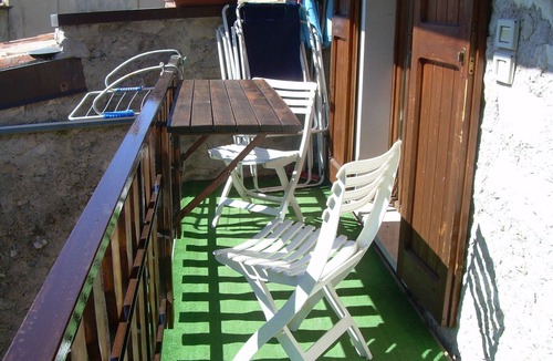 Castelletto Apartment | Laura apartment with balcony, garden and lake view