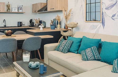 Le Plessis-Robinson Apartment | Le Plessis-Capitale: Apartment and private garden