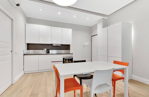 Central Station Apartment | Lepetit 3 Welcomely - Two Bedroom Apartment, Sleeps 5