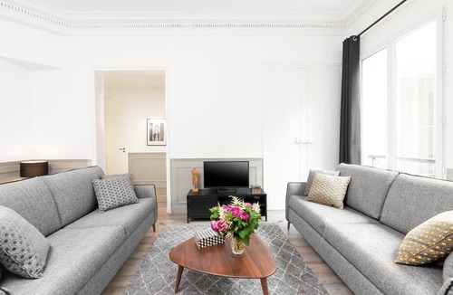 Porte-Saint-Martin Apartment | LivinParis | Luxury 4 Bedrooms Opera